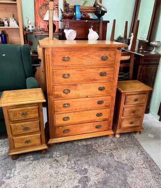 Cómoda de madera con 6 cajones con dos mesitas