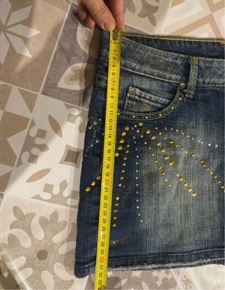 Minigonna jeans blu con borchie oro