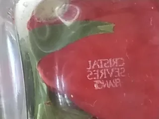 Florero Sevres firmado base cristal