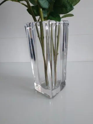 Florero Sevres firmado base cristal