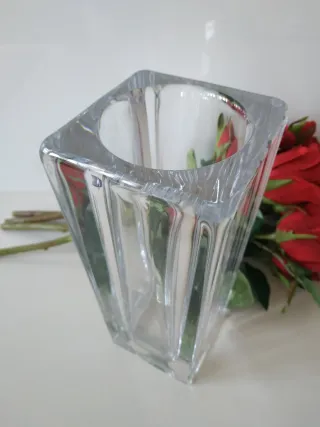 Florero Sevres firmado base cristal