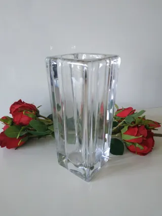 Florero Sevres firmado base cristal