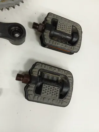 Lote componentes bicicleta: pedales, bielas, eje