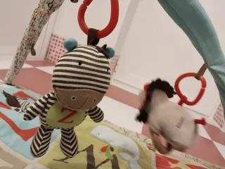 Manta de juegos con almohada y accesorios