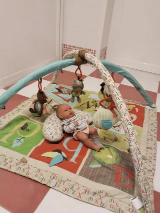 Manta de juegos con almohada y accesorios