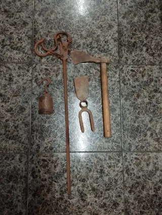 Herramientas antiguas: romana, hacha y más