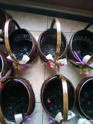 Cestas de mimbre artesanales decoradas