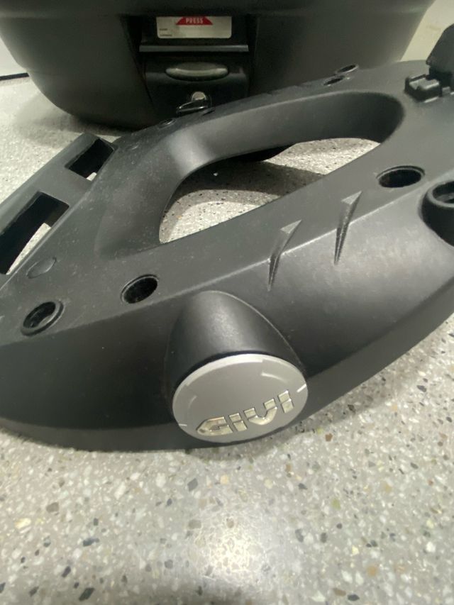 Baúl Trasero Moto Kappa con soporte Givi