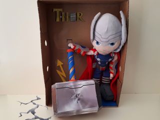 Peluche Dios Thor y Su Mazo Del Poder