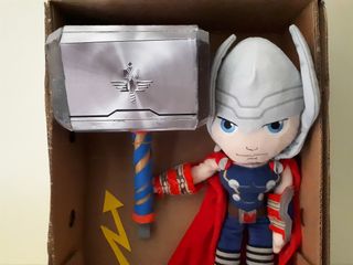 Peluche Dios Thor y Su Mazo Del Poder