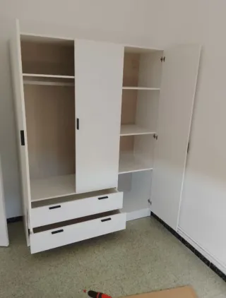 Armario blanco de madera