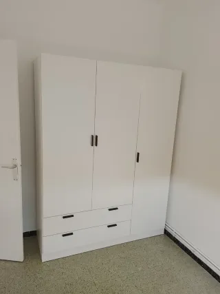 Armario blanco de madera