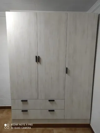 Armario blanco de madera