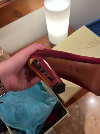 Zapatos de tacón rojos y multicolor