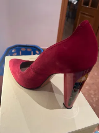 Zapatos de tacón rojos y multicolor