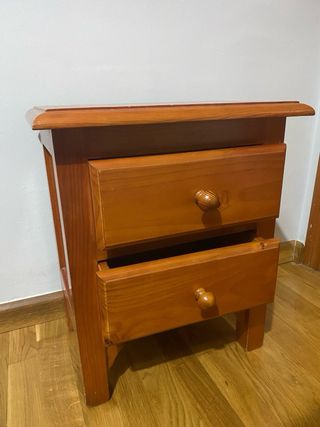 Mesita de noche de madera