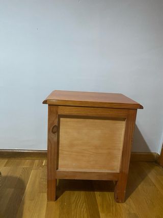 Mesita de noche de madera