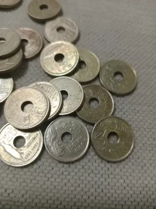 Monedas 25 Pesetas. 4 monedas 1 euro