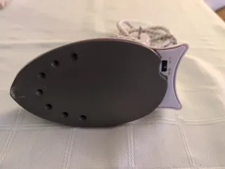 Plancha de viaje blanca con accesorio