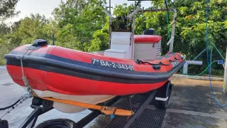 Semirrígida Valiant 5.20 con motor 75 con remolque