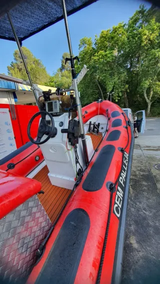 Semirrígida Valiant 5.20 con motor 75 con remolque