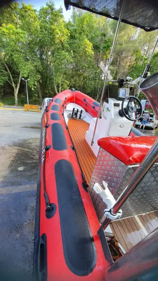 Semirrígida Valiant 5.20 con motor 75 con remolque