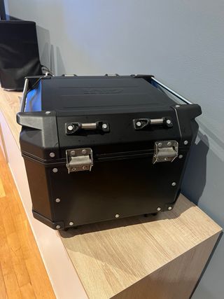 Baúl Givi Trekker Outback 42L Negro