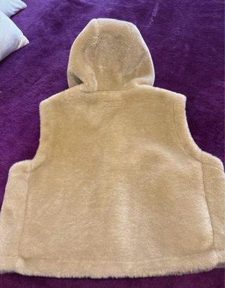 Chaleco pelo Zara beige con capucha