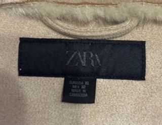 Chaleco pelo Zara beige con capucha