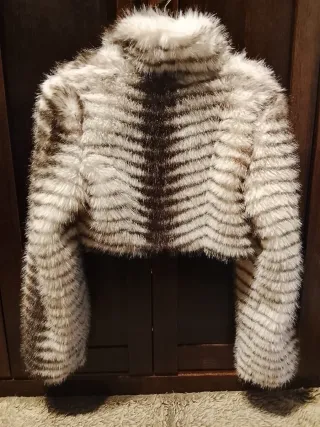Chaqueta corta pelo escotada