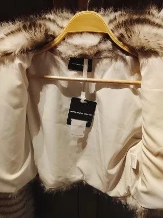 Chaqueta corta pelo escotada