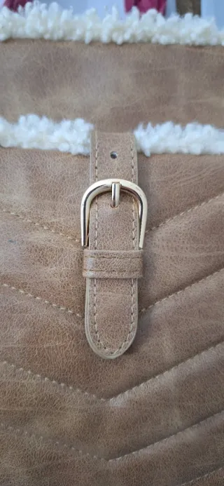 Bolso de hombro beige con borreguito