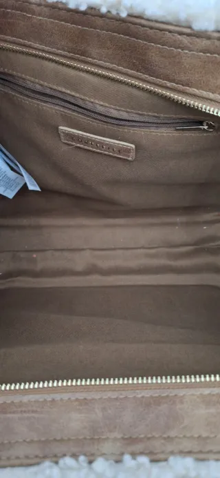 Bolso de hombro beige con borreguito