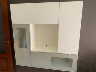 Vitrina moderna blanca con cristal