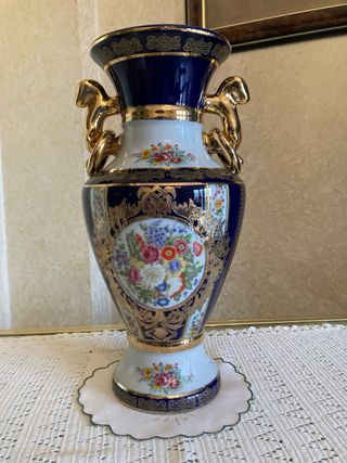 Vaso in porcellana blu con manici dorati