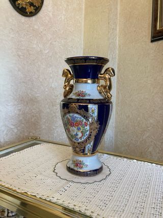 Vaso in porcellana blu con manici dorati