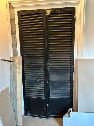 Puerta mallorquina negra de hierro