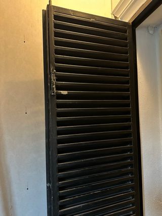 Puerta mallorquina negra de hierro