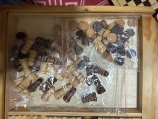 Tablero de ajedrez y damas de madera