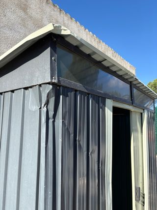 Caseta de jardín metálica