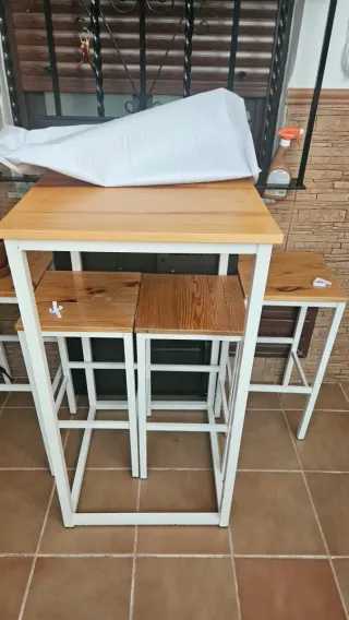 Mesa alta y 4 taburetes madera y metal