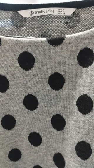 Vestido gris con lunares negros manga larga