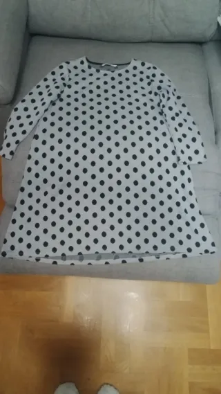 Vestido gris con lunares negros manga larga