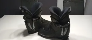 Botas de esquí negras nuevas
