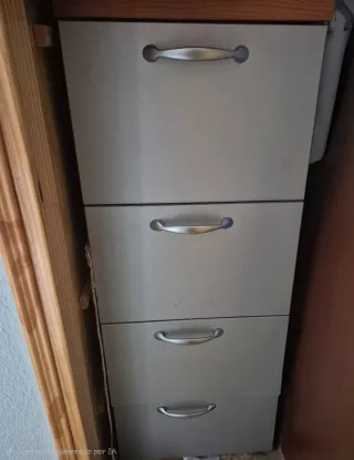 Cajonera metálica y de madera