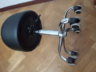 Silla giratoria negra y plateada