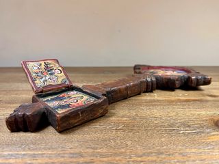 Cruz Copta etíope tallada con iconos pintados