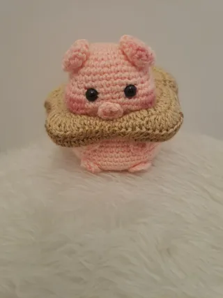 Cerdito a crochet con un pan en la cabeza