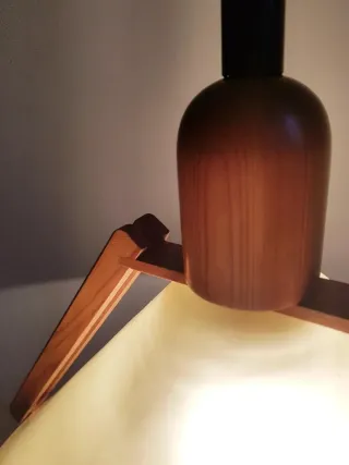 Lámpara de techo de pino melis y plexiglas.