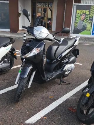 Honda SH 125i Scooter Negra y Plata